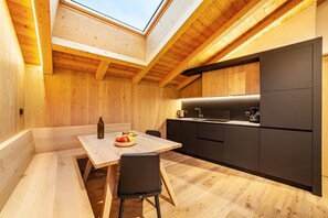 Kylskåp, spishäll, diskmaskin och kaffe- och tebryggare