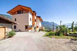 Exterior - Apartment 'Huetterhof Herbischt' with Mountain View, Private Terrace and Wi-Fi (Caines)