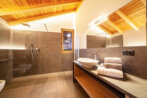 Ducha, secador de pelo, toallas