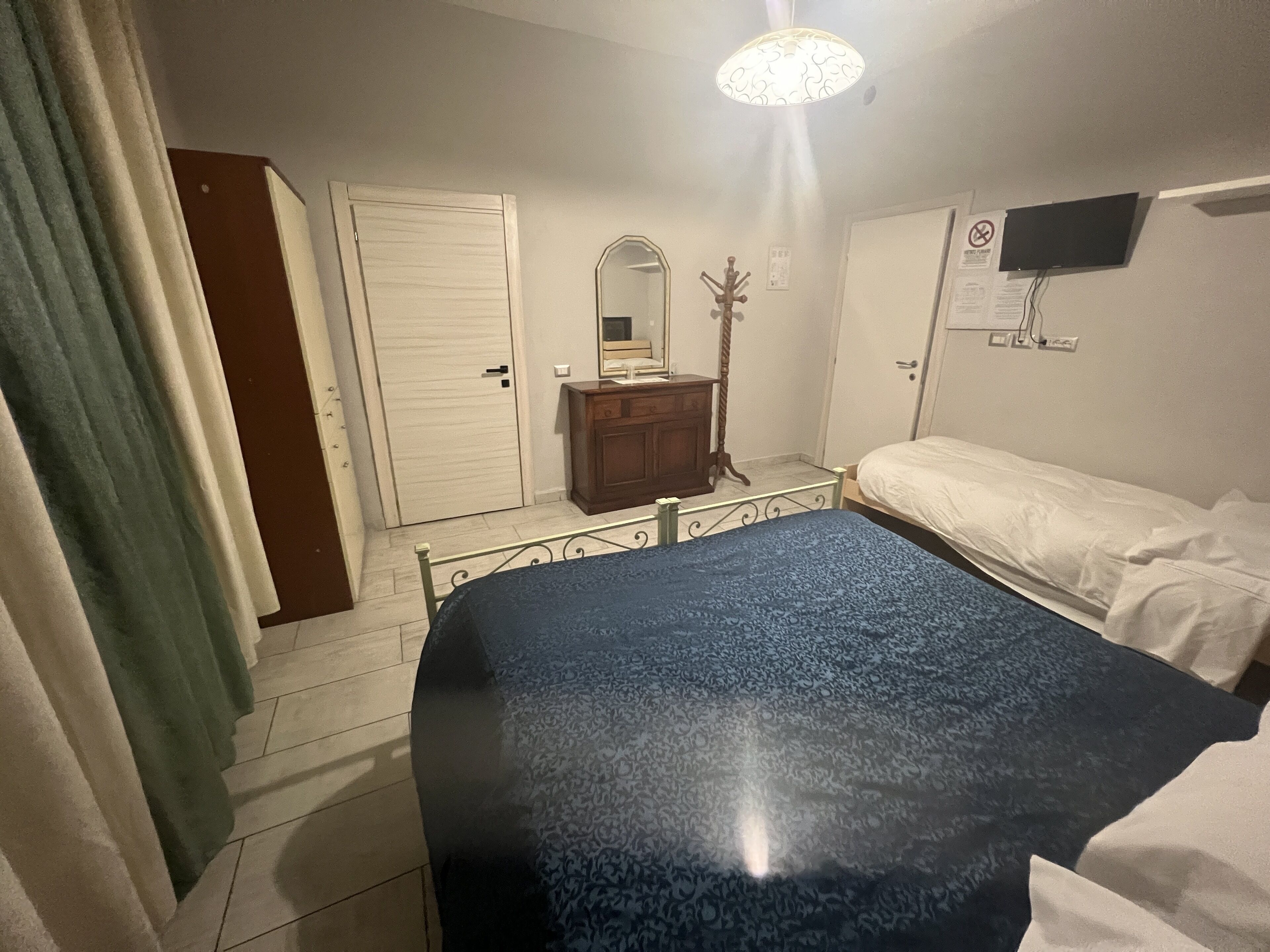 Triple Room | Premium bedding, blackout drapes, free cribs/infant beds, free WiFi