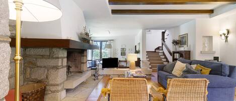 Televisión, chimenea