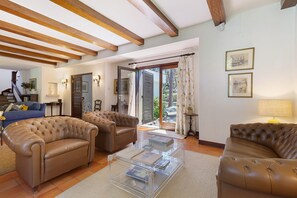 TV, fireplace - Holiday Home 'Casa De Santo António Moledo' with Mountain View, Private Terrace and Wi-Fi (Moledo)