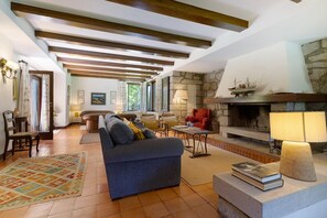 TV, fireplace - Holiday Home 'Casa De Santo António Moledo' with Mountain View, Private Terrace and Wi-Fi (Moledo)