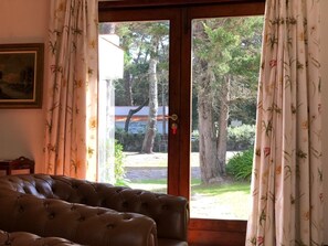Interior - Holiday Home 'Casa De Santo António Moledo' with Mountain View, Private Terrace and Wi-Fi (Moledo)