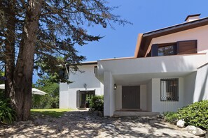 Exterior - Holiday Home 'Casa De Santo António Moledo' with Mountain View, Private Terrace and Wi-Fi (Moledo)