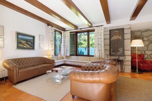 Una televisión, una chimenea