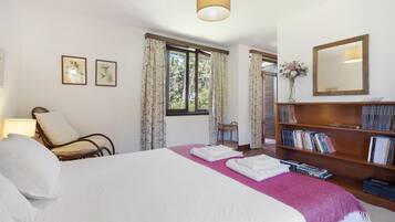 5 bedrooms, iron/ironing board, free WiFi, bed sheets