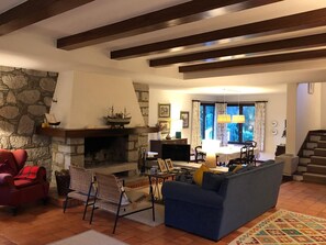 TV, fireplace - Holiday Home 'Casa De Santo António Moledo' with Mountain View, Private Terrace and Wi-Fi (Moledo)