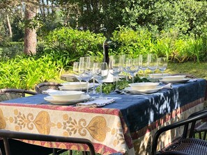 Outdoor dining - Holiday Home 'Casa De Santo António Moledo' with Mountain View, Private Terrace and Wi-Fi (Moledo)