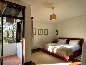 5 bedrooms, iron/ironing board, free WiFi, bed sheets - Holiday Home 'Casa De Santo António Moledo' with Mountain View, Private Terrace and Wi-Fi (Moledo)