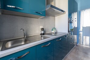 ثلاجة، ميكروويف، فرن، موقد طهي مسطح