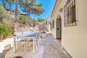Outdoor dining - Holiday Home 'Dulce Amor' with Sea View, WiFi and Air Conditioning (Castellons)