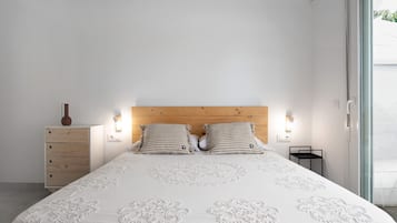 2 dormitorios, tabla de planchar con plancha, ropa de cama