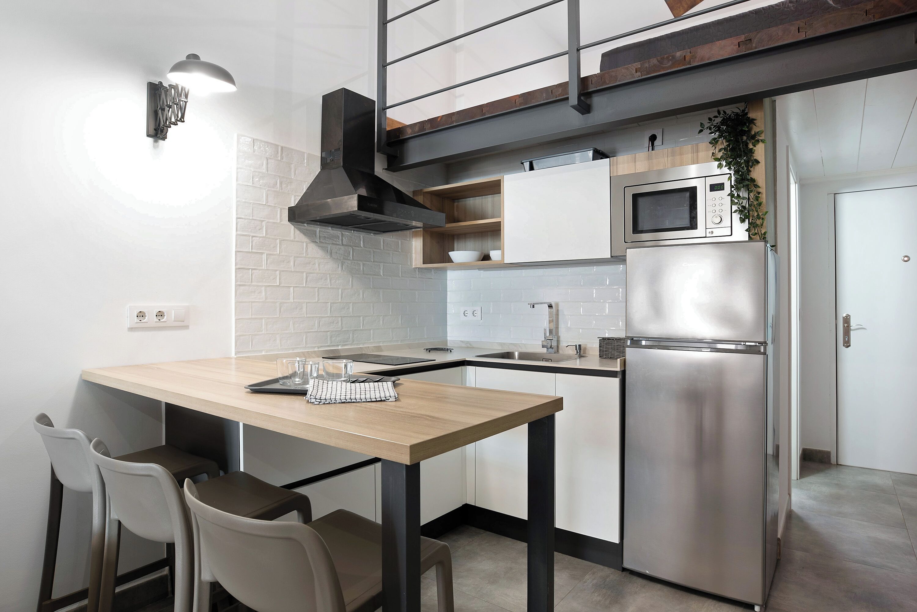 Kühlschrank, Mikrowelle, Herdplatte, Wasserkocher mit Kaffee-/Teezubehör