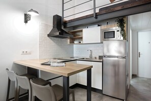 Kühlschrank, Mikrowelle, Herdplatte, Wasserkocher mit Kaffee-/Teezubehör