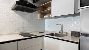 Een koelkast, een magnetron, een kookplaat