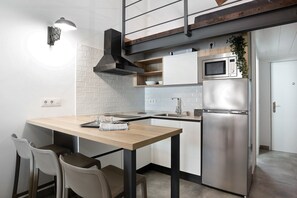 Frigorifero, microonde, piano cottura, macchina per tè/caffè