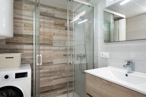 Shower, hair dryer, towels