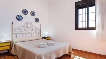 4 slaapkamers, een strijkplank/strijkijzer, gratis wifi, beddengoed