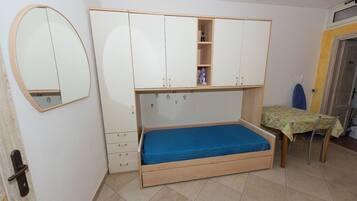 2 dormitorios, tabla de planchar con plancha, wifi gratis y ropa de cama