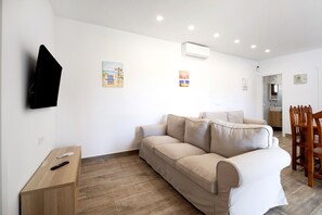 TV - Holiday Home 'Julianna' with Private Pool, Private Terrace & Air Conditioning (Chiclana)