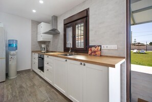 Fridge, microwave, oven, stovetop - Holiday Home 'Julianna' with Private Pool, Private Terrace & Air Conditioning (Chiclana)