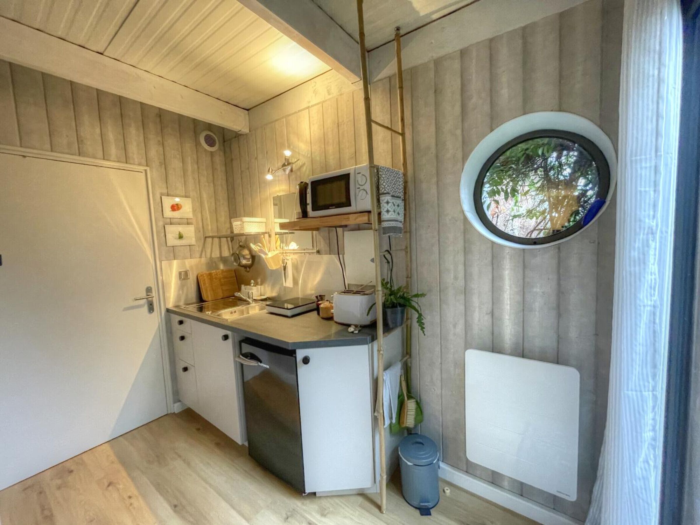 Fridge, microwave