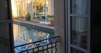 Bastide provençale avec un jardin à la française exceptionnel. sans voisinage.