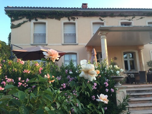 Bastide Provençale Avec un Jardin à la Française