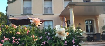 Bastide Provençale Avec un Jardin à la Française
