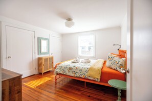 4 bedrooms, desk, iron/ironing board, travel cot