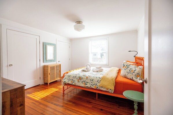 3 bedrooms, desk, iron/ironing board, travel cot