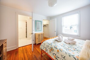 3 Schlafzimmer, Schreibtisch, Bügeleisen/Bügelbrett, Reisekinderbett