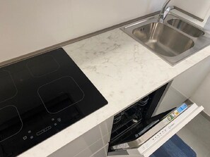 Kjøleskap, mikrobølgeovn, kokeplater og oppvaskmaskin