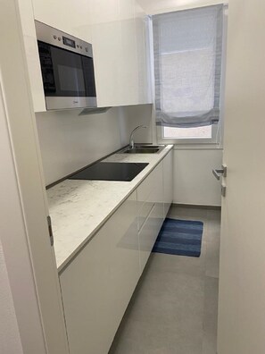 Kylskåp, mikrovågsugn, spishäll och diskmaskin