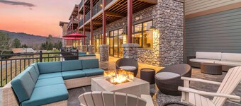 Cambria Hotel Lake Placid - Lakeside Resort