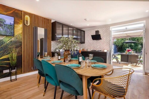 The Dodsworth modern 4 bedroom house, sleeps 8