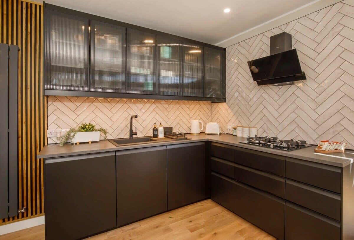 Køleskab, mikrobølgeovn, ovn, kogeplade