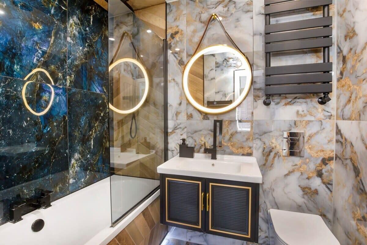 Bathtub, hair dryer, towels