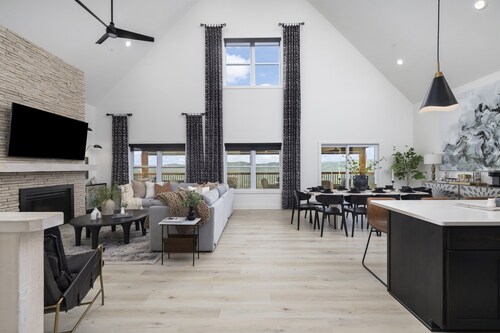 Lake Views, Hot tub, comm pool, pet friendly!