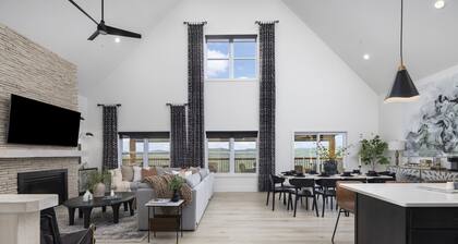 Lake Views, Hot tub, comm pool, pet friendly!