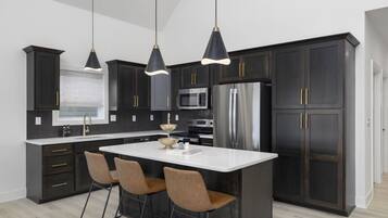 Réfrigérateur, four à micro-ondes, un four, surface de cuisson