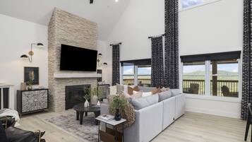 Téléviseur connecté, foyer, jeux vidéo, lecteur de DVD