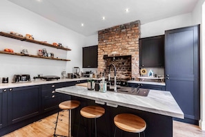 Fridge, microwave, oven, stovetop - Belgrave | 2Mins to Train | Inc Parking w/ EV Port (Liverpool)