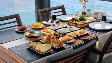 Desayuno de cocina local incluido todos los días