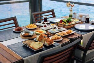 Desayuno con opciones de la cocina local incluido todos los días 