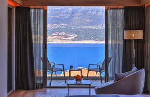 Habitació Deluxe, vistes al mar | 1 dormitori, cobrellits, minibar i caixa forta a l'habitació 