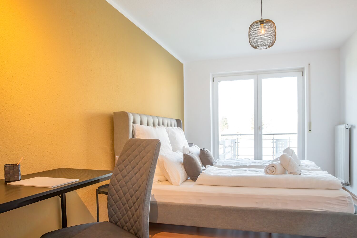 1 makuuhuone, työpöytä, silitysrauta/-lauta, vauvan matkasänky