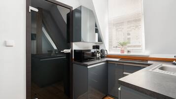 Kylskåp, mikrovågsugn, spishäll och kaffe- och tebryggare