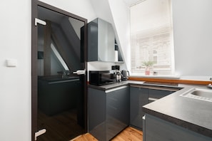 Kjøleskap, mikrobølgeovn, kokeplater og kaffetrakter/tekoker